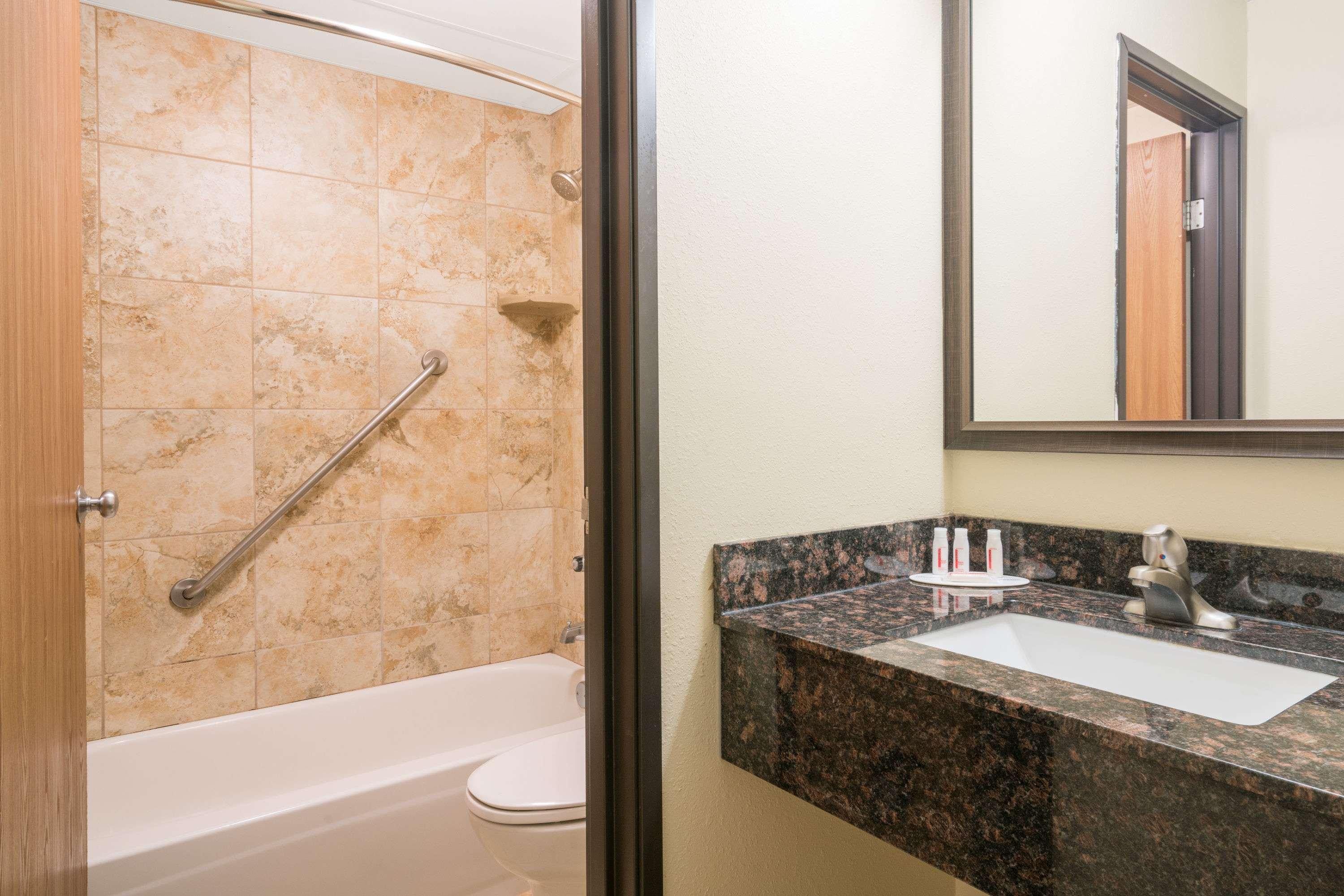 Days Inn & Suites By Wyndham Baxter Brainerd Area Екстер'єр фото